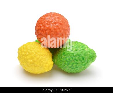 Haufen von bunten Süßigkeiten isoliert auf weiß. Stockfoto