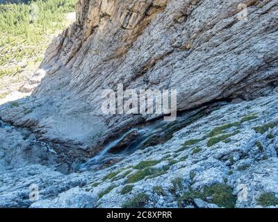 Klettern auf dem Klettersteig Pisciadu der Sellagruppe in den Dolomiten, Südtirol Stockfoto