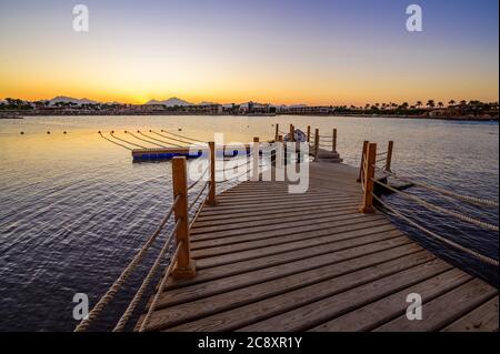 Hölzerner Pier am Roten Meer in Hurghada bei Sonnenuntergang, Ägypten - Reiseziel in Afrika Stockfoto