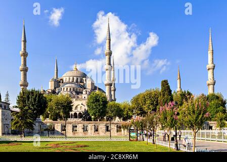 Istanbul, Türkei - 11. September 2014: Touristen besuchen die Sultan Ahmed Moschee Blaue Moschee ist eine historische Moschee in Istanbul, Turke Stockfoto