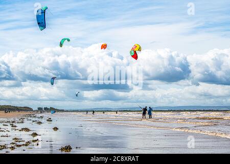 Windsurfer nutzen den Sommerhimmel an einem luftigen Tag in der Weston-Superstute Juli 2020 Somerset UK Stockfoto