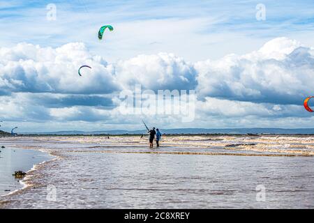 Windsurfer nutzen den Sommerhimmel an einem luftigen Tag in der Weston-Superstute Juli 2020 Somerset UK Stockfoto