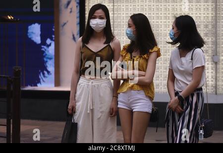 Hongkong, CHINA. Juli 2020. Modische Frauen in OP-Masken stehen vor dem französischen Boutique Flagship Store im Einkaufszentrum.Juli-27, 2020 Hongkong.ZUMA/Liau Chung-ren Credit: Liau Chung-ren/ZUMA Wire/Alamy Live News Stockfoto