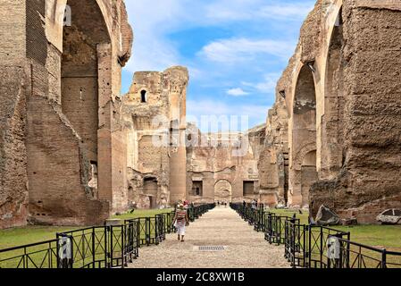 Rom, Italien - 18. September 2014: Touristen besuchen Caracalla-Thermen. Es ist das zweitgrößte römische öffentliche Bad, erbaut in Rom zwischen 212 n. Chr. und Stockfoto