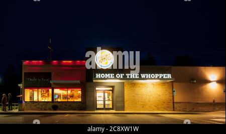 Burger King Restaurant in Oregon, Nachtfoto. Stockfoto