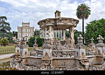 Rom, Italien - 20. September 2014: Blick auf den Brunnen und die Villa Doria Pamphili. Es ist eine Villa aus dem 17. Jahrhundert mit dem heute größten Land Stockfoto