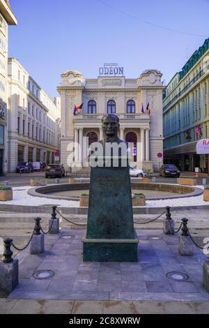 Statue von Mustafa Kemal Atatürk vor dem Odeon Theater. Kulturbaustadt im Zentrum von Bukarest, Rumänien. Stockfoto