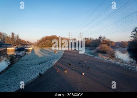 Ein frostiger Morgen im Waltham Town Lock am Fluss Lee, Waltham Abbey, Essex, Großbritannien Stockfoto