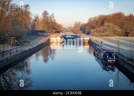 Ein frostiger Morgen im Waltham Town Lock am Fluss Lee, Waltham Abbey, Essex, Großbritannien Stockfoto