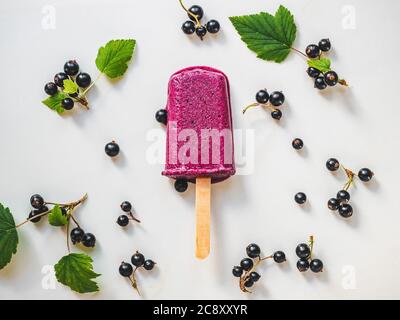 Hausgemachtes Eis liegt auf dem Tisch Stockfoto