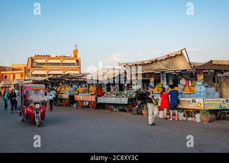 Der Jemaa el Fna – Hauptplatz – in Marrakesch, Marokko Stockfoto
