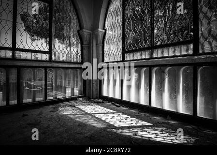 Verlassene Haus Veranda Zimmer mit Blick durch kaputte Fenster und Türen Stockfoto