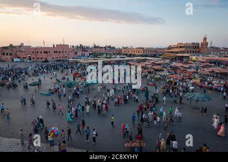 Der Jemaa el Fna – Hauptplatz – in Marrakesch, Marokko Stockfoto