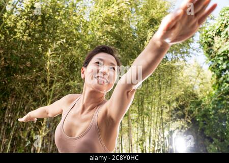 Yoga mittleren Alters und alte Damen Stockfoto