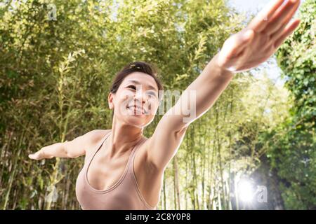 Outdoor Yoga mittleren Alters und alte Damen Stockfoto