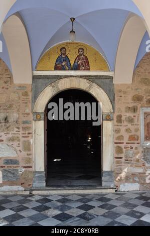 Athen, Griechenland - 8. September 2013: Gewölbter Eingang zu alten orthodoxen Kirche mit Mosaik mit zwei Heiligen geschmückt. Stockfoto