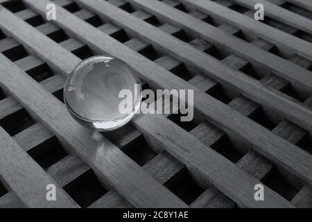 Glaskugel und Holzquadrate kariert Muster. Abstrakte geometrische Formen Stillleben. Stockfoto