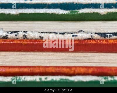 Eine abstrakte Ansicht eines Stapels alter und abgenutzter Kinderbücher Stockfoto