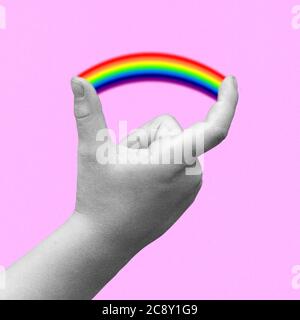 Surreale digitale Collage von der Hand eines Mädchens, die einen Regenbogen erzeugt Stockfoto