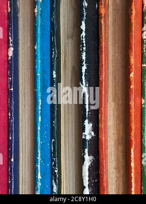 Eine abstrakte Ansicht eines Stapels alter und abgenutzter Kinderbücher Stockfoto