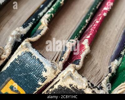 Eine abstrakte Ansicht eines Stapels alter und abgenutzter Kinderbücher Stockfoto