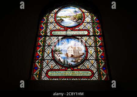 Buntglasfenster mit der Arche Noah in der St. Mary's Church, Tisington, Derbyshire, England. Stockfoto