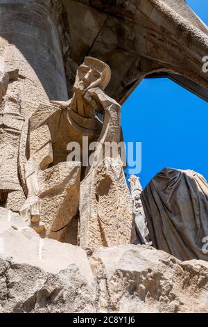 Detail einer Statue in der Passionsfassade der Basilika Sagrada Familia, Barcelona, Katalonien, Spanien Stockfoto