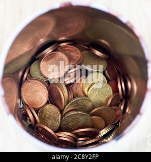 Jar für Einsparungen voll von Münzen. Stockfoto