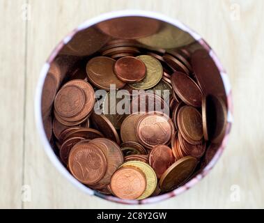Jar für Einsparungen voll von Münzen. Stockfoto