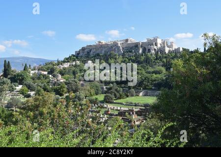 Athen, Griechenland - 14. Oktober 2015: Akropolisfelsen und Tempel des Parthenon von der archäologischen Stätte der antiken Agora aus gesehen. Stockfoto