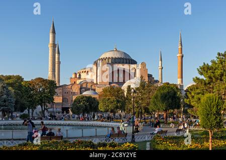 ISTANBUL, TÜRKEI - 27. JULI 2019: Blick auf den Sonnenuntergang des Hagia Sophia Museums in Istanbul, Türkei Stockfoto