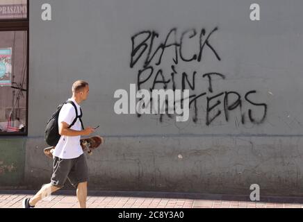 Krakau. Krakau. Polen. „Schwarze Farbe ist wichtig“. Ironische Graffiti an der Wand mitten in der BLM-Kampagne. Stockfoto