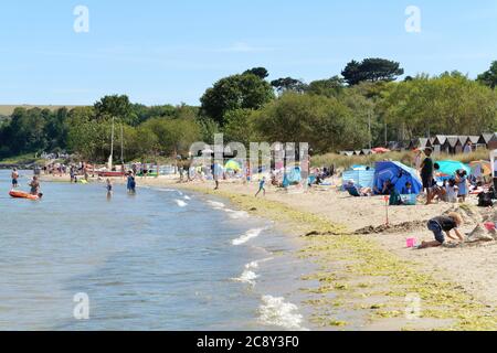 Ein überfüllter Knoll Strand in Studland Bay an einem heißen sonnigen Sommertag, Dorset England UK Stockfoto