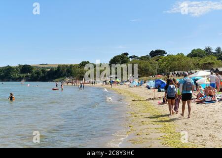 Ein überfüllter Strand in Studland Bay an einem heißen sonnigen Sommertag, Dorset England Stockfoto