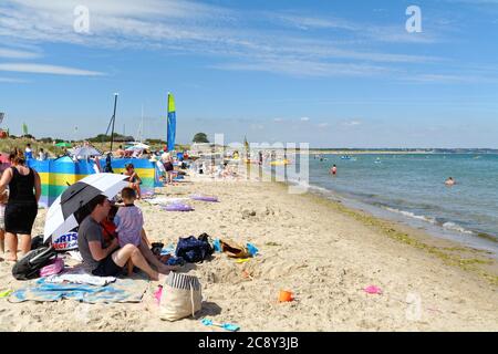 Ein überfüllter Knoll Strand in Studland Bay an einem heißen sonnigen Sommertag, Dorset England UK Stockfoto