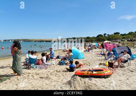 Ein überfüllter Knoll Strand in Studland Bay an einem heißen sonnigen Sommertag, Dorset England UK Stockfoto