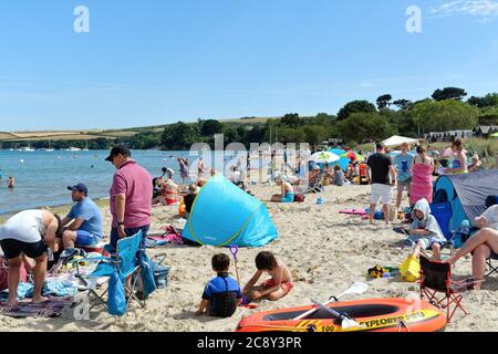 Ein überfüllter Knoll Strand in Studland Bay an einem heißen sonnigen Sommertag, Dorset England UK Stockfoto