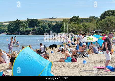 Ein überfüllter Knoll Strand in Studland Bay an einem heißen sonnigen Sommertag, Dorset England UK Stockfoto