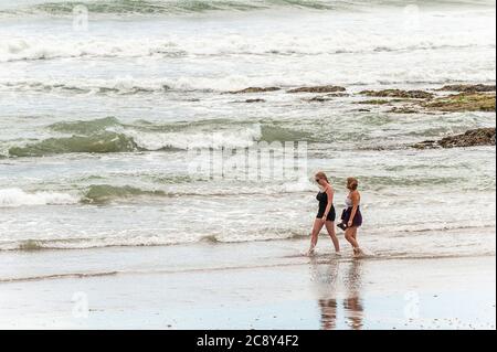 Garretstown, West Cork, Irland. Juli 2020. Trotz der starken Winde und rauhen Meere machten sich Urlauber und Einheimische heute Nachmittag auf den Weg nach Garretstown Beach. Isolierte Duschen werden an diesem Abend mit Höhen von 15 bis 19 Grad Celsius aufsteigen. Quelle: AG News/Alamy Live News Stockfoto