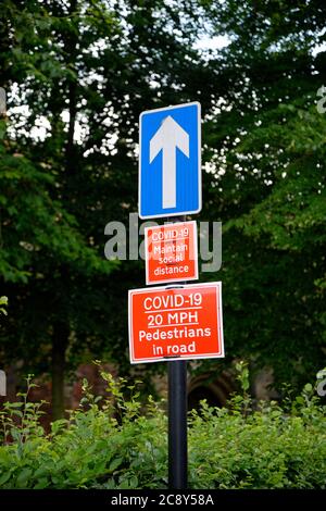 Schilder unter dem Einbahnstraßenschild. Covid 19. Corona-Virus-Maßnahmen, soziale Distanzierung, Zeichen, Masken, Gesundheit, Sauberkeit und Lockdown. Stockfoto