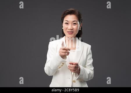 Die reife Geschäftsfrau Gesten Stockfoto