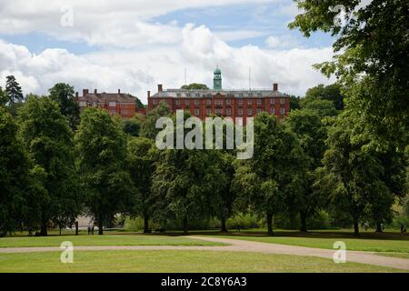 Shrewsbury Schule über dem Fluss Severn, mit alten Linden des Steinbruchs Park im Vordergrund. Stockfoto