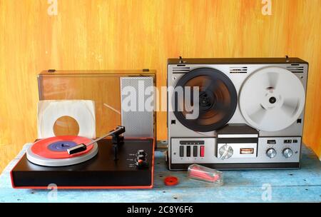 Vintage-Bandrekorder von Rolle zu Rolle und alte Plattenspieler-Vintage-Audiogeräte in voller Action Stockfoto