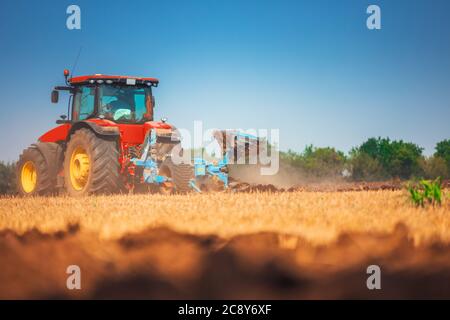 Traktor pflügen die Felder , landwirtschaftliche Landschaft Stockfoto