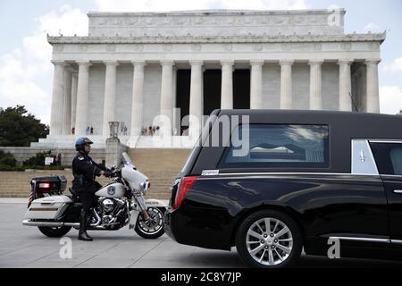 Washington, Usa. Juli 2020. Ein Leichenwagen mit der Fahnenschrute des Kongressabgeordneten John Lewis, D-Ga., hält am Montag, 27. Juli 2020, in Washington, DC vor dem Lincoln Memorial inne Foto von Alex Brandon/UPI Kredit: UPI/Alamy Live News Stockfoto