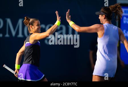 Maria Sakkari aus Griechenland und Ajla Tomljanovic aus Australien spielen beim US Open Grand Slam Tennisturnier 2019 Doppel Stockfoto