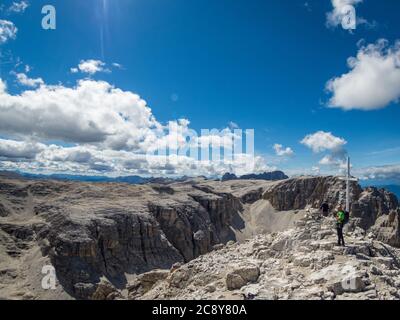 Klettern auf dem Klettersteig Pisciadu der Sellagruppe in den Dolomiten, Südtirol Stockfoto