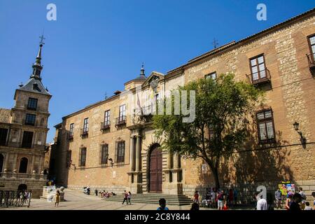 Toledo, Castilla-La Mancha, Spanien, Europa. Plaza de l'Ayuntamiento (Rathausplatz): Erzbischöflicher Palast. Stockfoto