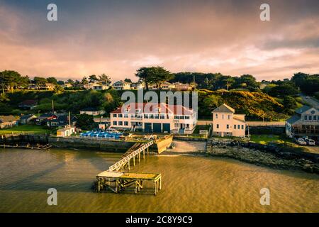 Old Coastguard Station in Bandon Oregon, Luftaufnahme am sonnigen Nachmittag. Stockfoto