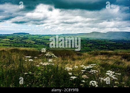 Sturmwolken sammeln sich über einer Landschaft in Lancashire. Stockfoto